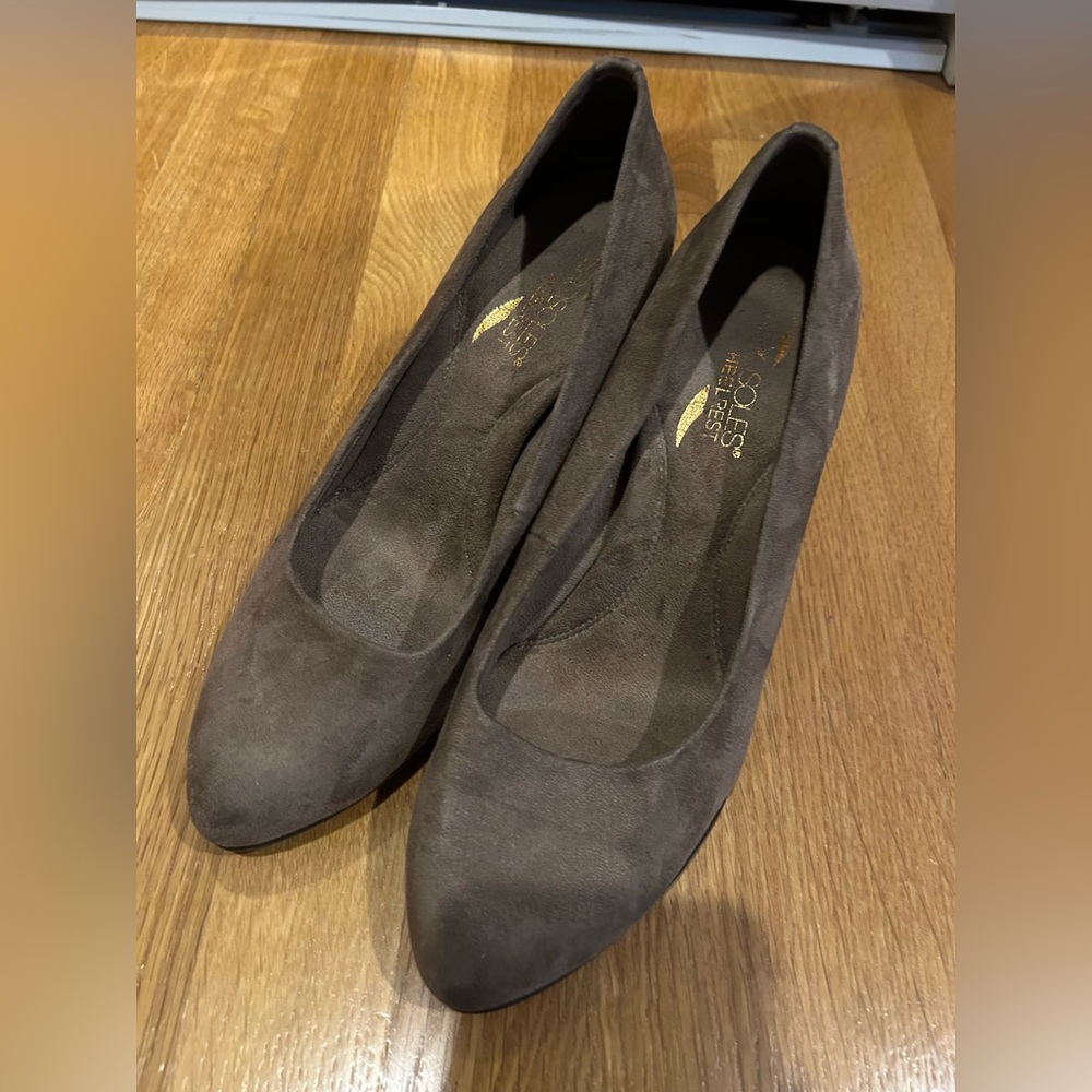 AEROSOLES Women's Beige/Dark Gray Suede Heels